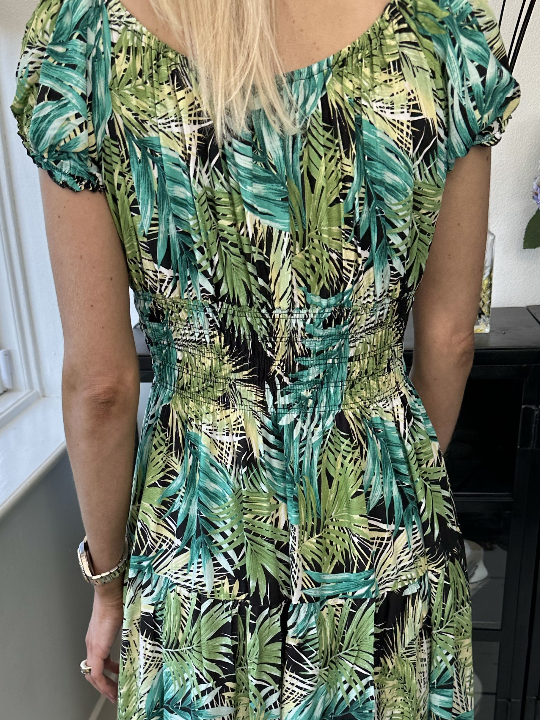Finalia palm - Lång klänning med smock och palmmotiv